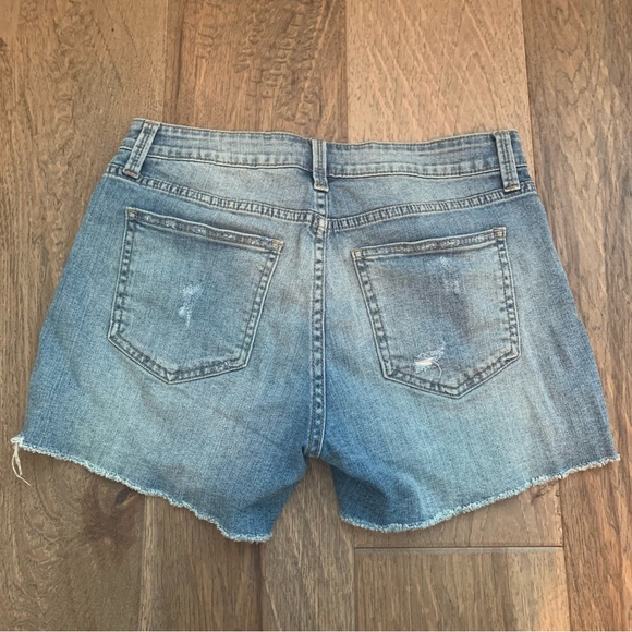 Denim shorts with raw hem - Picture 2 of 5